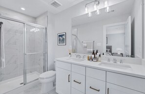 Shower, towels, soap, shampoo - Delightful townhome with AC in Waldorf - 3 bedrooms available (Waldorf)