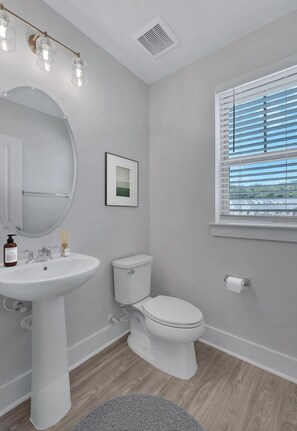 Dusj, håndklær, såpe og sjampo