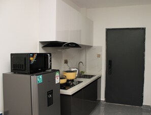 Kjøleskap, mikrobølgeovn, kokeplater og vannkoker