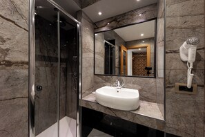 Elite tweepersoonskamer, uitzicht op de stad | Badkamer | Gratis toiletartikelen, een haardroger, pantoffels, handdoeken