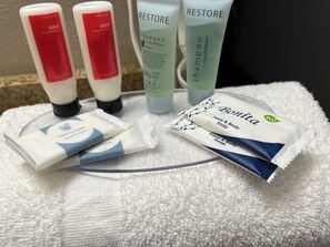 Serviettes fournies, savon, shampoing, papier toilette
