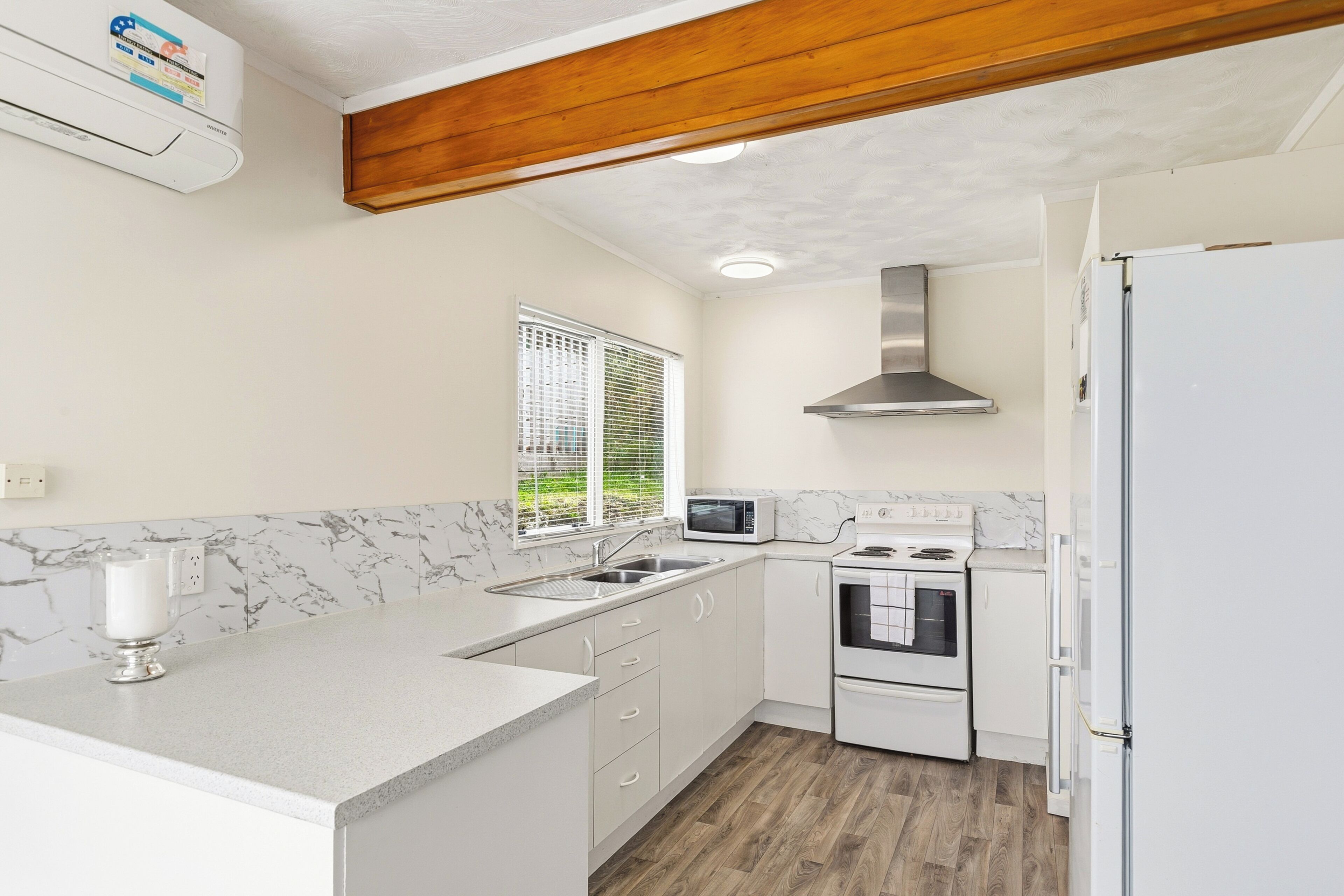 Een koelkast, een microgolfoven, een oven, een kookplaat