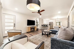 Smart TV, fireplace - Pickleball, Pool, HotTub, Movie Projector- Walk to Main Fredericksburg, TX (Fredericksburg)