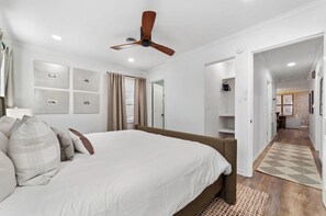 4 bedrooms, iron/ironing board, free WiFi, bed sheets - Pickleball, Pool, HotTub, Movie Projector- Walk to Main Fredericksburg, TX (Fredericksburg)