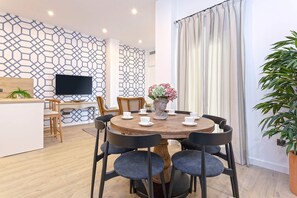 Dining - Exclusive 3-bedroom apartment in Seville. Teodosio I (Seville)
