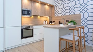 Wasserkocher mit Kaffee-/Teezubehör, Kühlschrank, Mikrowelle, Ofen