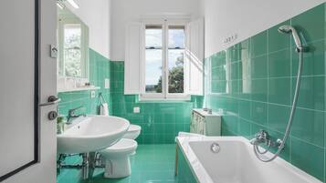 Villa, Gartenblick | Badezimmer | Haartrockner, Bidet, Handtücher