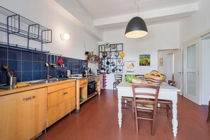 Huvila, näköala puutarhaan | Yksityinen keittiö | Jääkaappi, uuni, liesi, astianpesukone