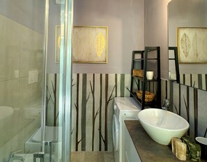 Sèche-cheveux, serviettes fournies, savon, papier toilette