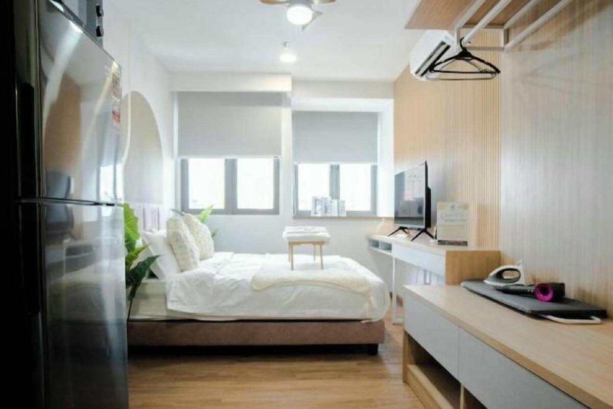 Iron/ironing board, free WiFi, bed sheets