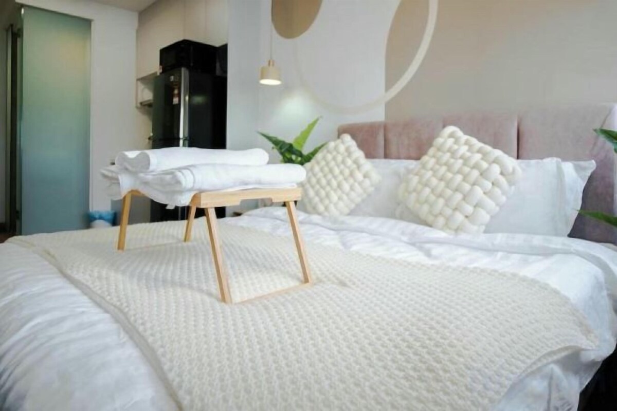 Iron/ironing board, free WiFi, bed sheets