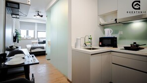 Comfort-studiolejlighed | Privat køkken | Køleskab, kogeplade, køkkentøj/tallerkener/redskaber