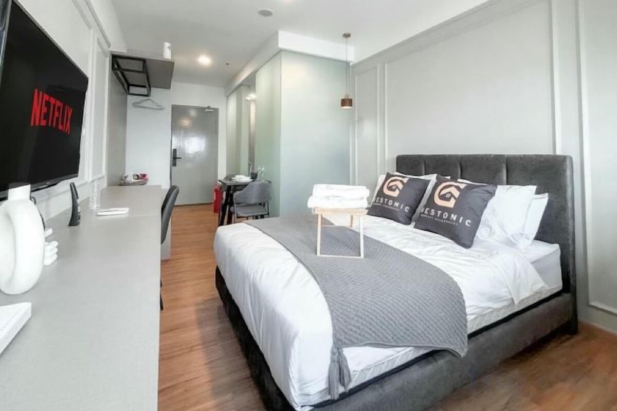 Iron/ironing board, free WiFi, bed sheets