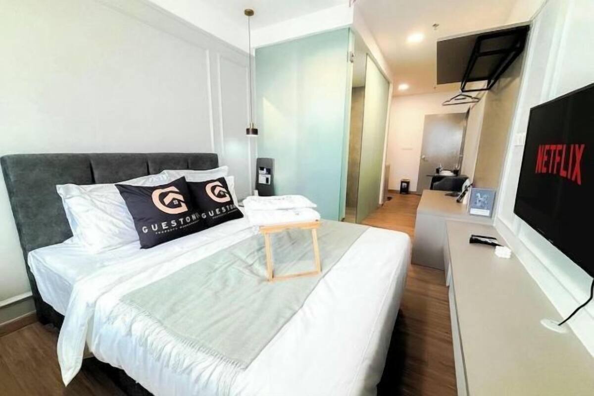 Iron/ironing board, free WiFi, bed sheets