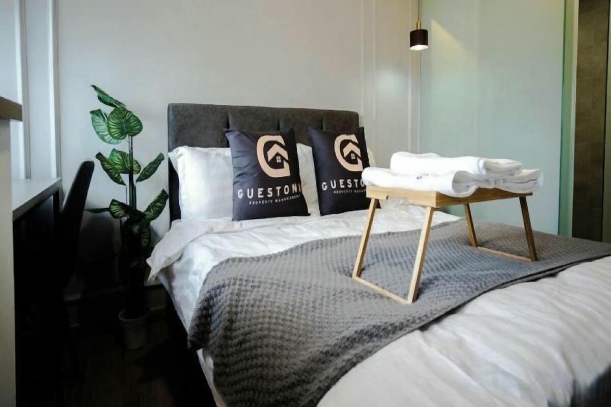 Iron/ironing board, free WiFi, bed sheets