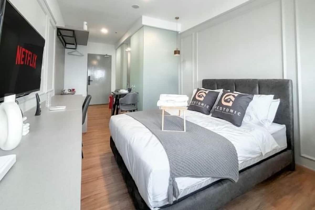 Iron/ironing board, free WiFi, bed sheets