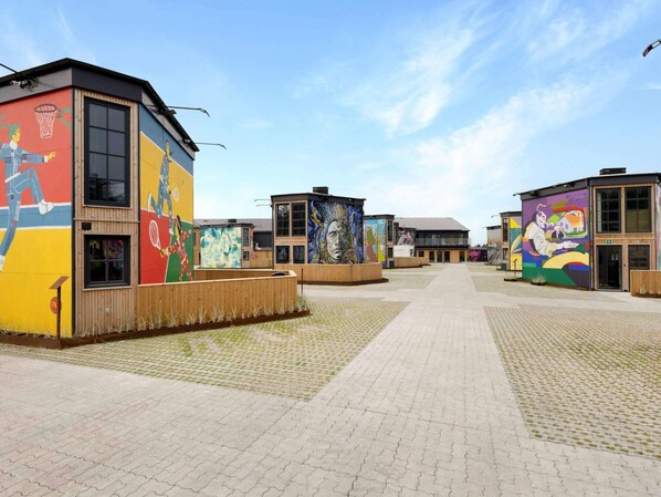 Un edificio con murales coloridos en sus paredes exteriores.
