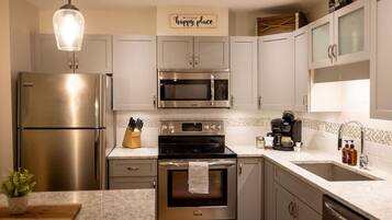 Réfrigérateur, micro-ondes, four, plaque de cuisson