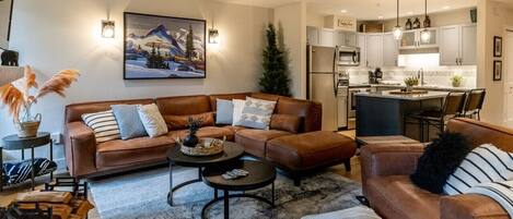 Smart-tv, een open haard en een stereo