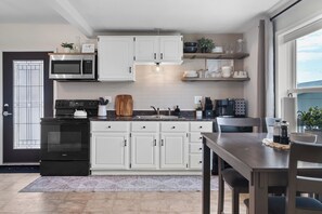 Frigorífico, microondas, horno y placa de cocina