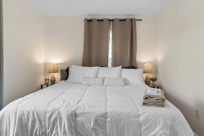 3 chambres, bureau, fer et planche à repasser, lit parapluie