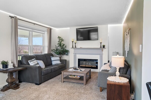 Smart-tv, een open haard, boeken en een muziekbibliotheek