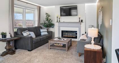 Wayside Getaway with cozy patio & private hot tub!