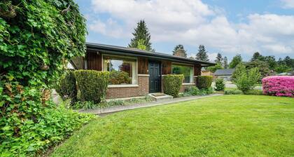 1 Mi to Snoqualmie River: Pet-Friendly Getaway