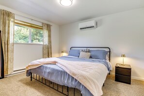 3 bedrooms, travel cot, Internet, bed sheets - 1 Mi to Snoqualmie River: Pet-Friendly Getaway (Carnation)