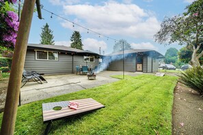 Outdoor dining - 1 Mi to Snoqualmie River: Pet-Friendly Getaway (Carnation)