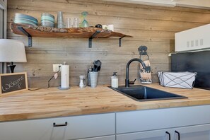 Interior - Cabin w/ Trail & Pond Access in Steamboat Rock! (Steamboat Rock)