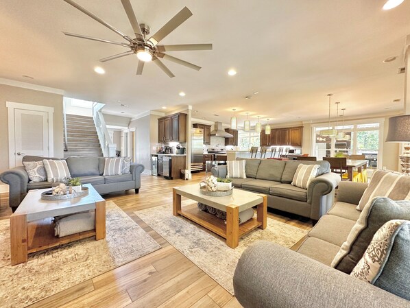 Smart TV, fireplace, DVD player, table football - LOWER Level of "Your Big Lake House" - Firepit, Kayaks, HotTub, etc. (Cedar Bluff)