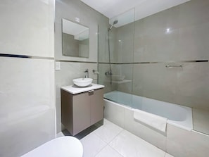 A modern bathroom with a glass-enclosed shower, a white sink, and a bathtub. - Studio Pool Balcony San Telmo (Buenos Aires)