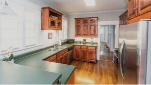 Fridge, microwave - Trendy Lakeview Craftsman (Birmingham)