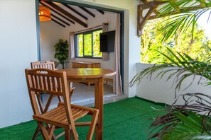 Outdoor dining - Escape to the VT Cosy with panoramic sea view from the bed (Le Marin)