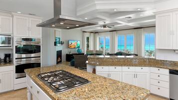 Jääkaappi, mikroaaltouuni, uuni, liesi