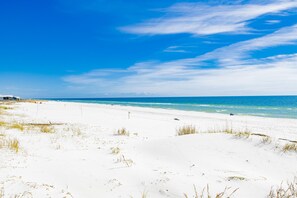On the beach - Beach Club D602- Direct Gulf View - Beach - Pool - WIFI (Gulf Shores)