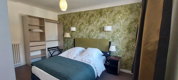 2 bedrooms, internet, bed sheets