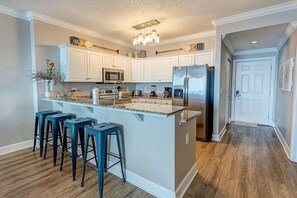 Condo, varias camas (Ocean Villa 1803) | Cocina privada | Horno y tostadora 