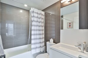 Secador de cabelo, toalhas de banho, sabonete, papel higiênico