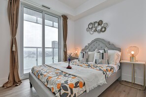 3 quartos, ferros/tábuas de passar roupa, roupa de cama