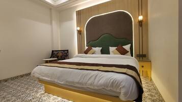 Executive Double Room | Desk, laptop workspace, free WiFi