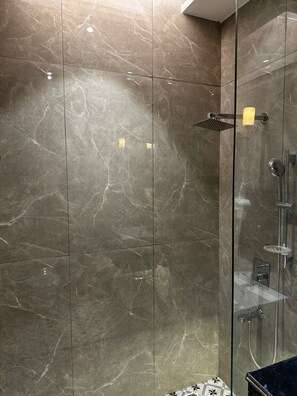 Executive tweepersoonskamer | Badkamer | Een douche, gratis toiletartikelen, een haardroger, handdoeken