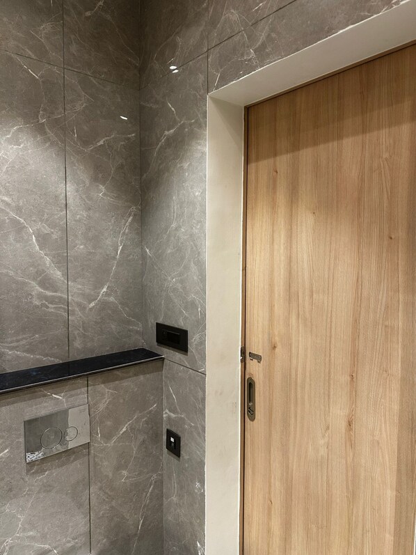 Executive tweepersoonskamer | Badkamer | Een douche, gratis toiletartikelen, een haardroger, handdoeken