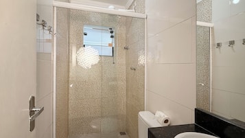 Departamento | Baño | Tina y regadera independientes, toallas, jabón, shampoo