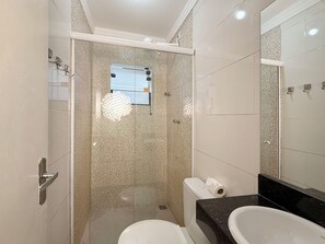 Apartament | Bany | Banyera i dutxa independents, tovalloles, sabó i xampú 