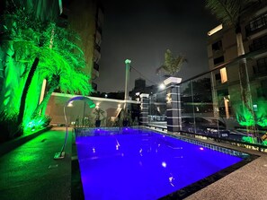 Una piscina al aire libre