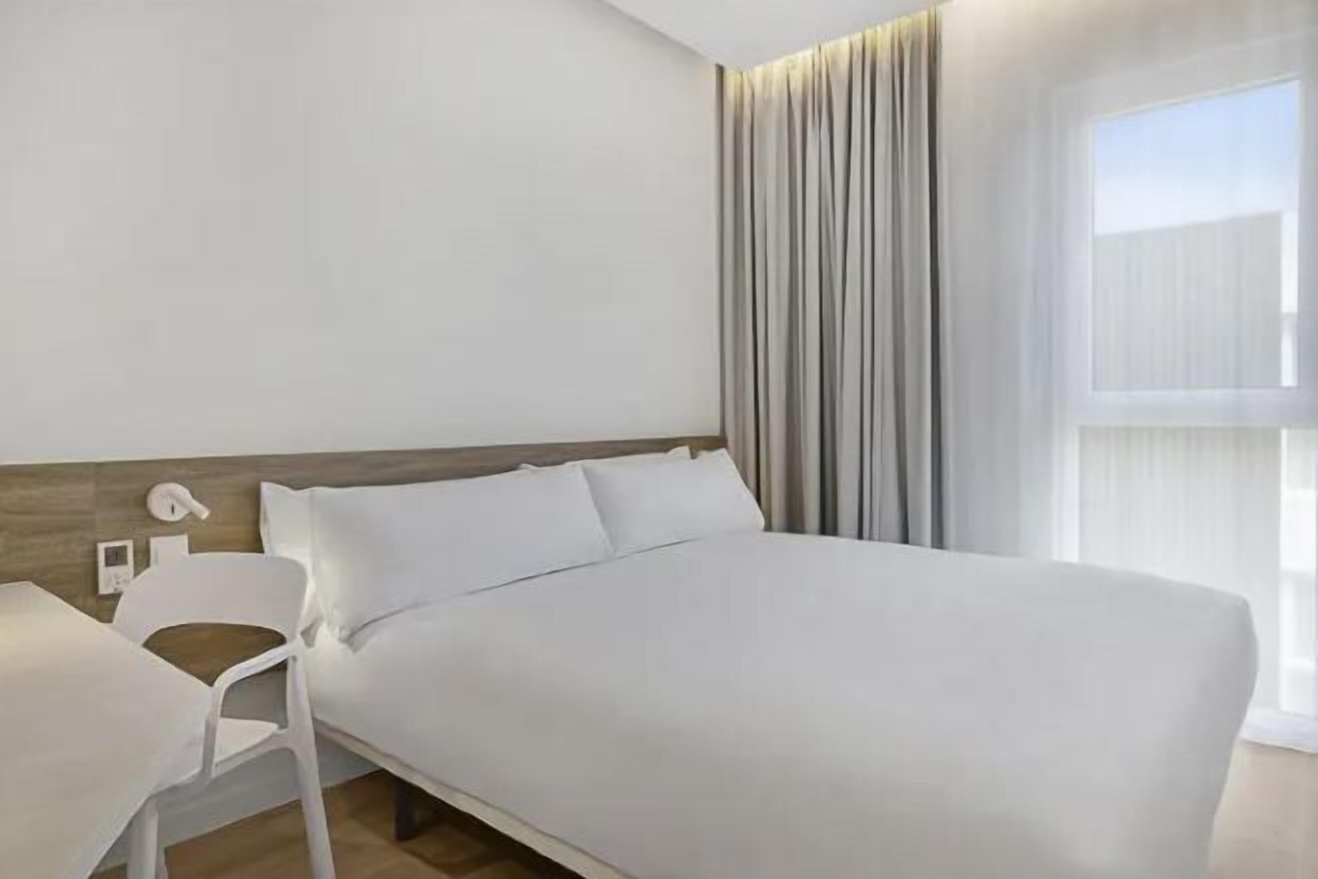 Een bureau, een laptopwerkplek, gratis wifi