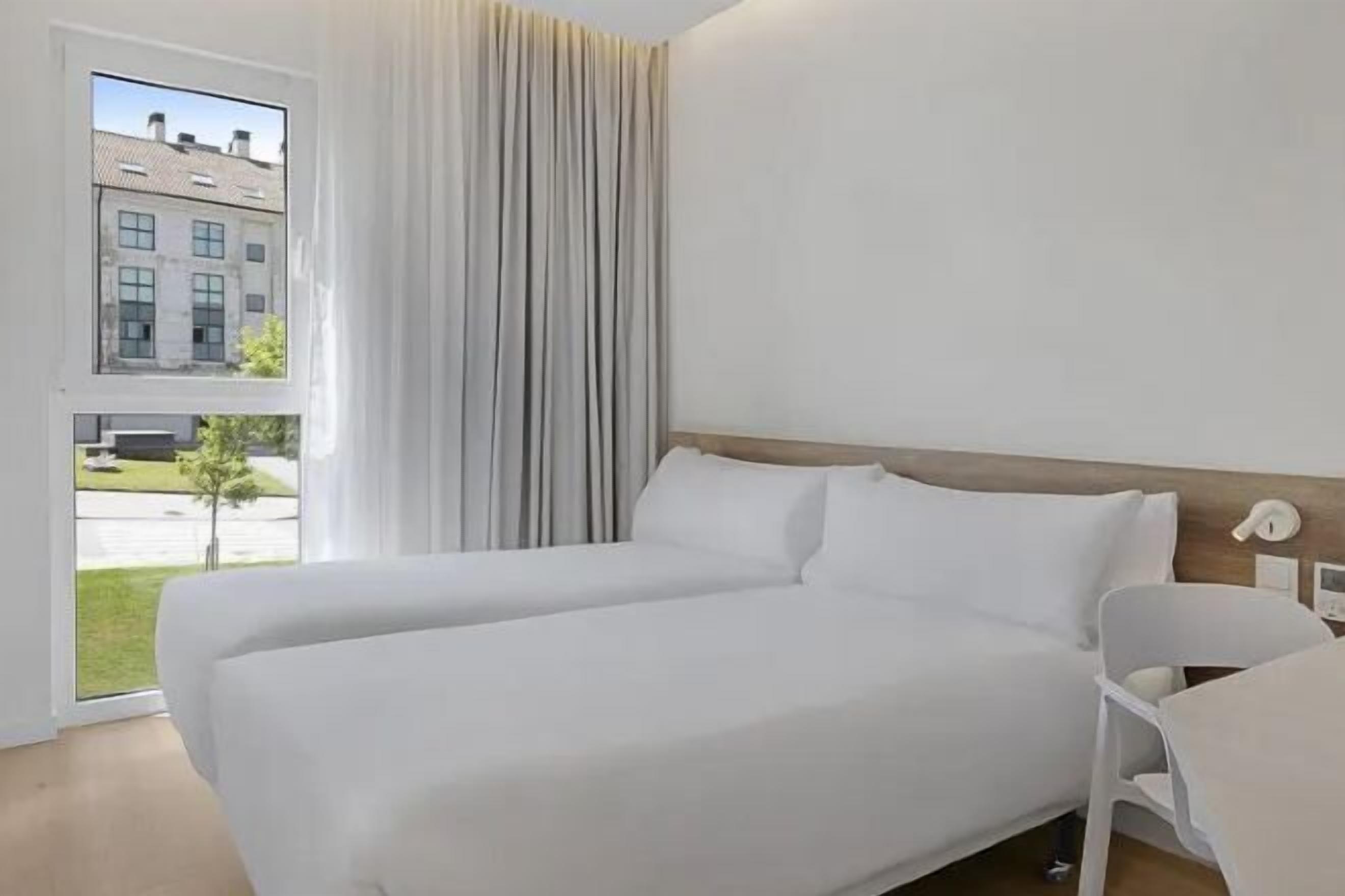 Een bureau, een laptopwerkplek, gratis wifi