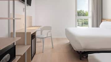 Familien-Doppelzimmer | Schreibtisch, laptopgeeigneter Arbeitsplatz, kostenloses WLAN